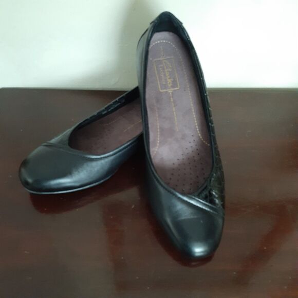 Clarks Shoes Black Leather Low Heel Slip-On Comfort Shoes 8 W Wide 83060 Career - Picture 1 of 12